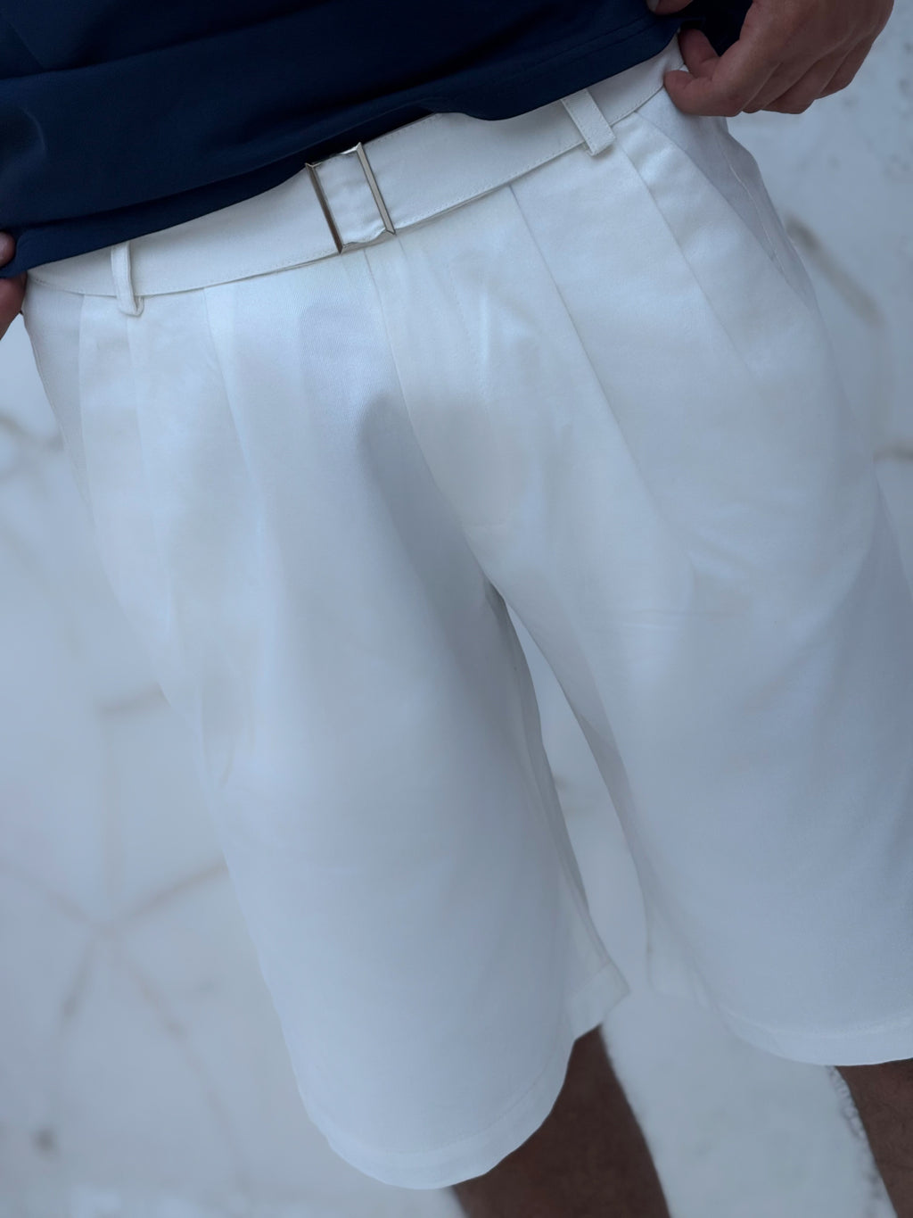 Short Cotton Gabardine with side pockets with a belt
